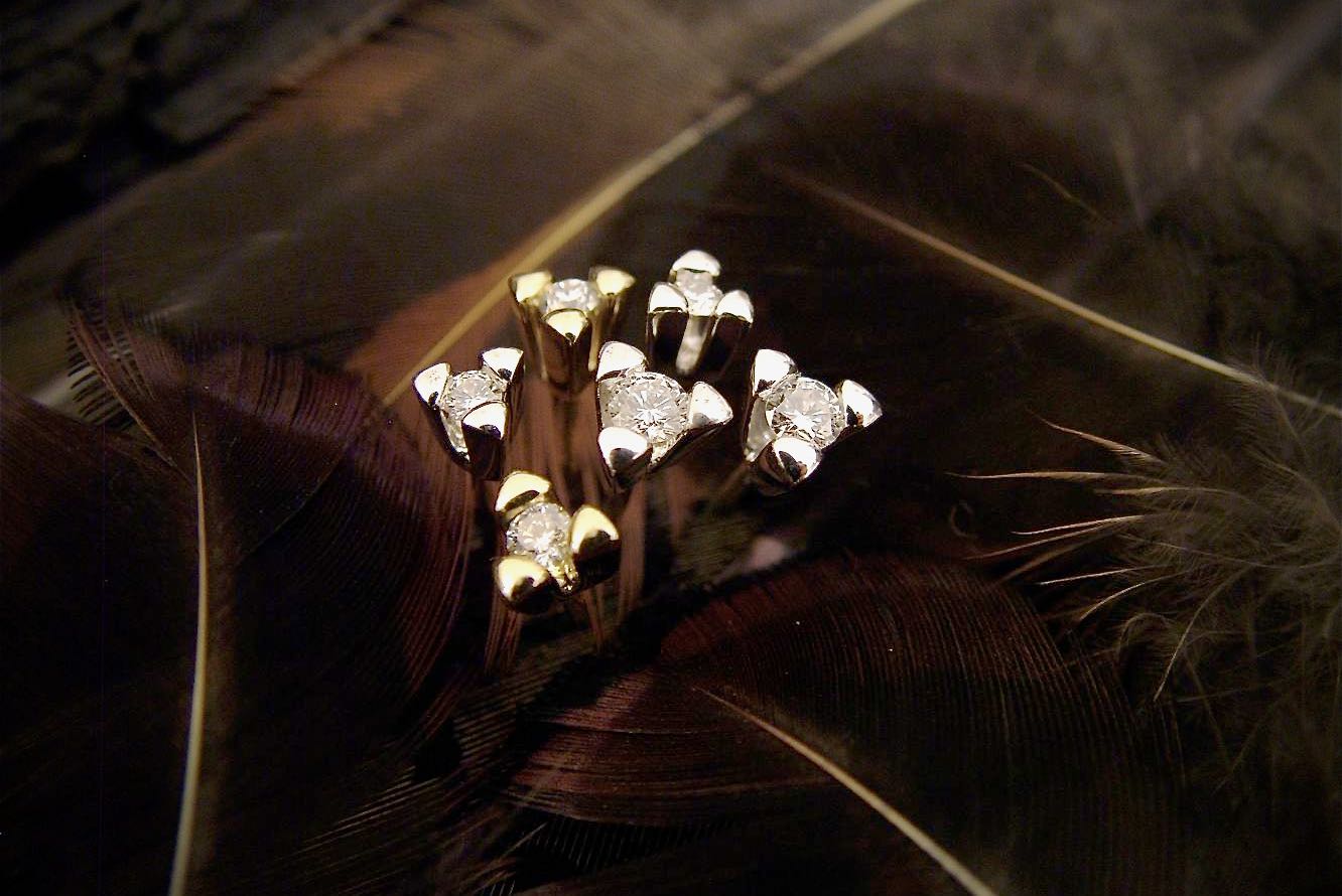 Unik Royal Trend ring fås både i guld og hvidguld, op til 0,25 ct. diamant 